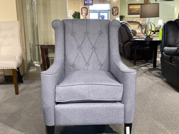 Discover sophistication with our grey accent chair, adorned with buttons on the chair back and complemented by dark brown legs. Also available in light blue for a stylish touch.